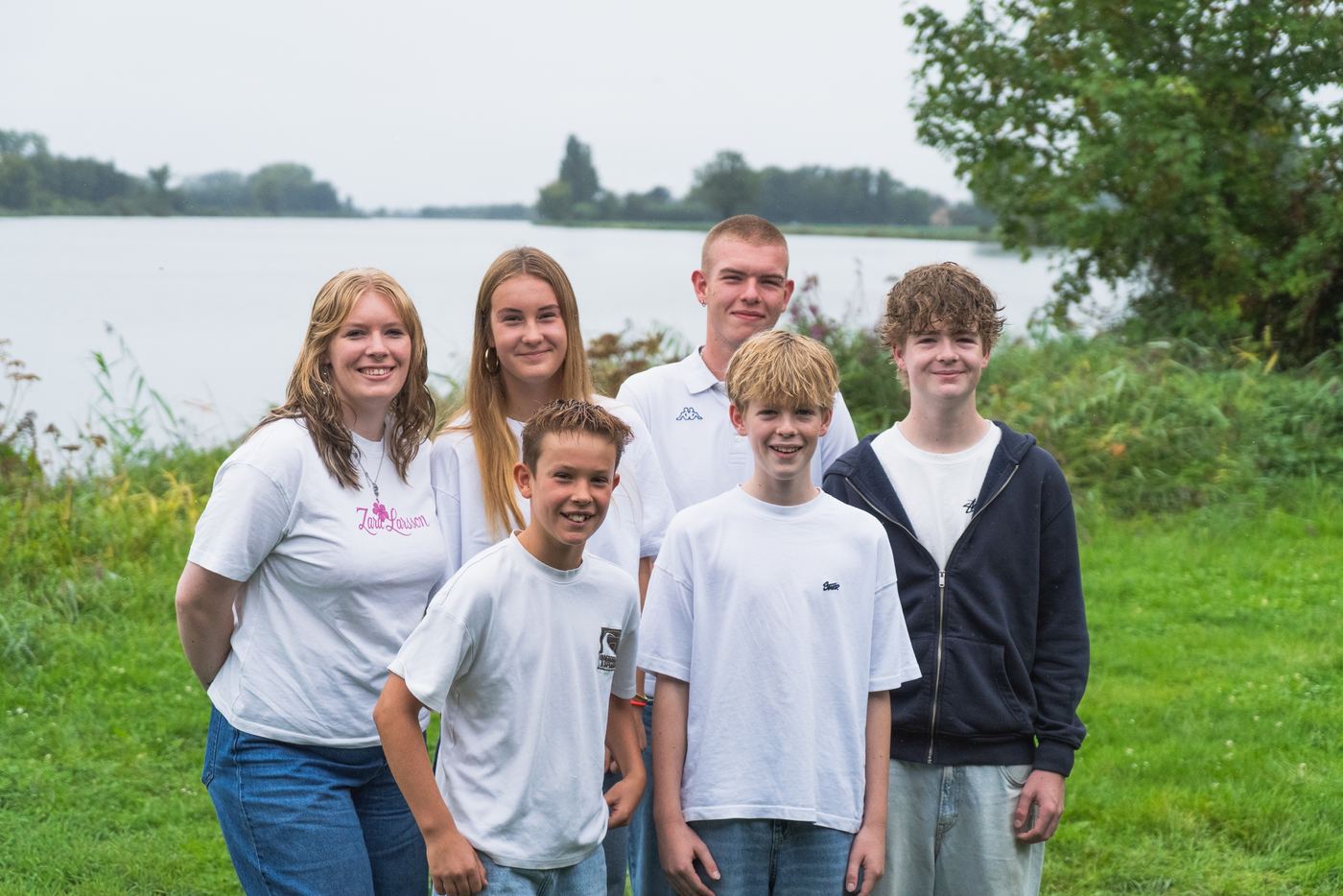 Voorbeeld van een buitenlocatie: een groep kinderen in het gras langs het water